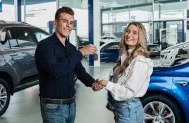 Overhandiging van een autosleutel op een officieel beeld van Alpina