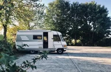 Camper op een officieel artikelbeeld van Alpina