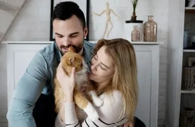 Koppel met kat op een officieel woonverzekeringsbeeld van Alpina