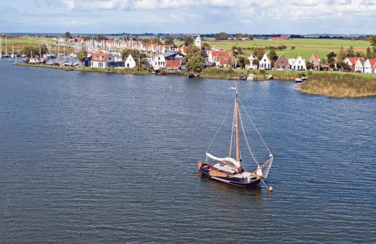 Boot op het water op een officieel beeld van Eerdmans