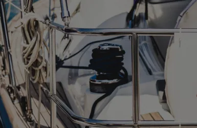 Zeilboot met lijnen en een lier op een officieel artikelbeeld van Eerdmans