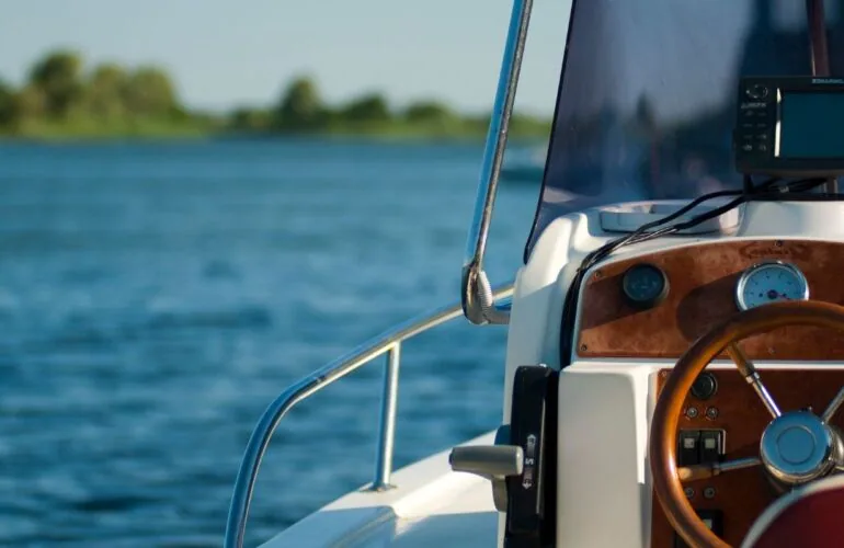 Stuur van een motorboot op een officieel beeld van Eerdmans