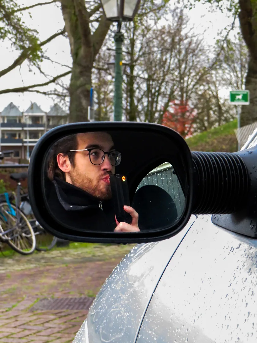 Bestuurder doet een blaastest op een officiële foto van Alcoholslot Auto