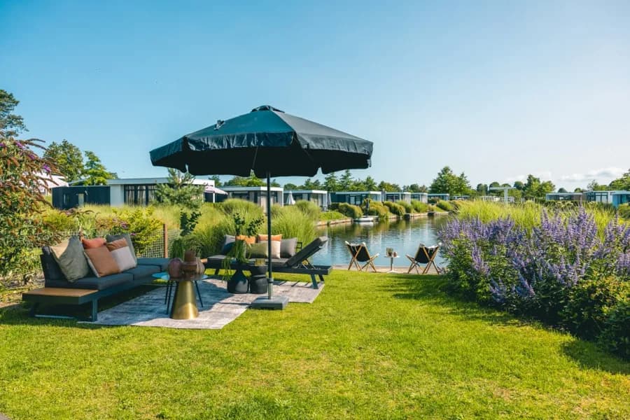 Loungeplek aan het water op een officieel beeld van EuroParcs Veluwemeer