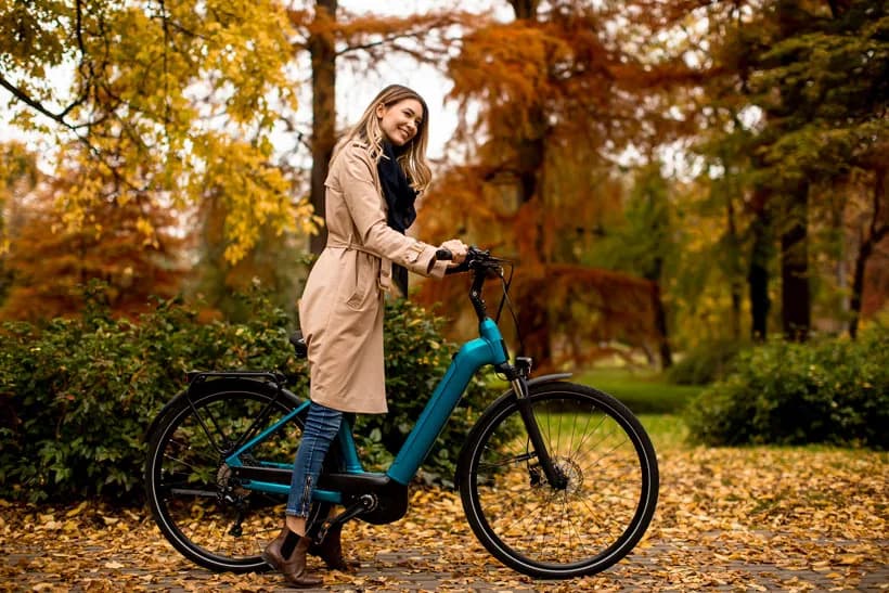 Vrouw met een e-bike op een officieel beeld van FietsZeker