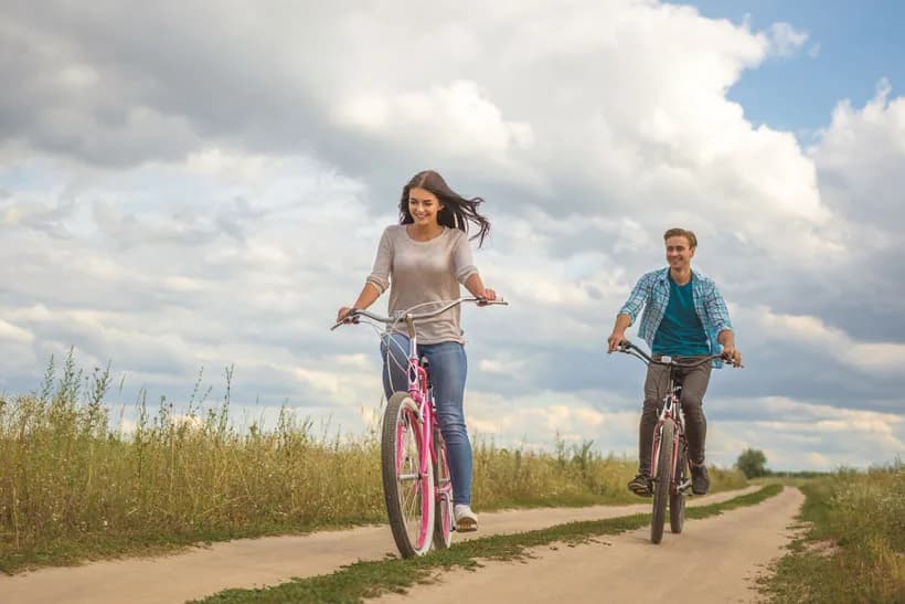Fietsers op een zandpad op een officieel beeld van FietsZeker