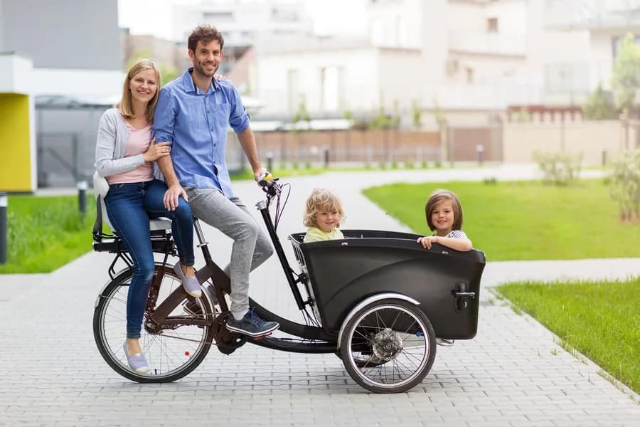 Gezin met een bakfiets op een officieel beeld van FietsZeker