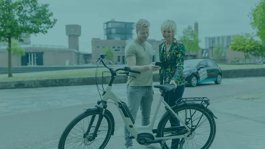 Twee personen met fietsen op een officiële campagnefoto van Ikwilvanmijnfietsaf.nl