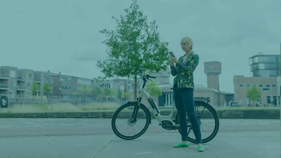 Persoon met een fiets op de e-bikepagina van Ikwilvanmijnfietsaf.nl
