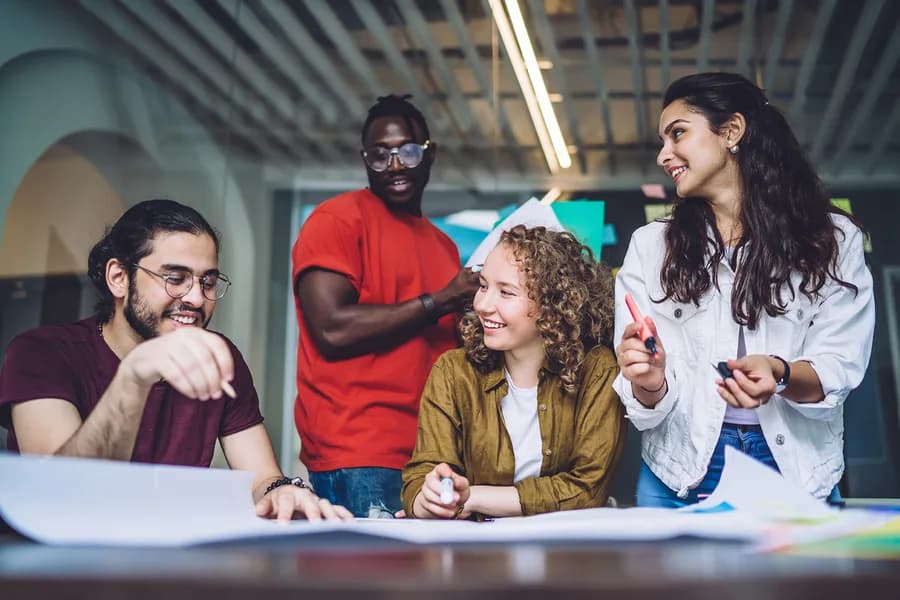 Jonge mensen in overleg op een officieel beeld van Insure To Study