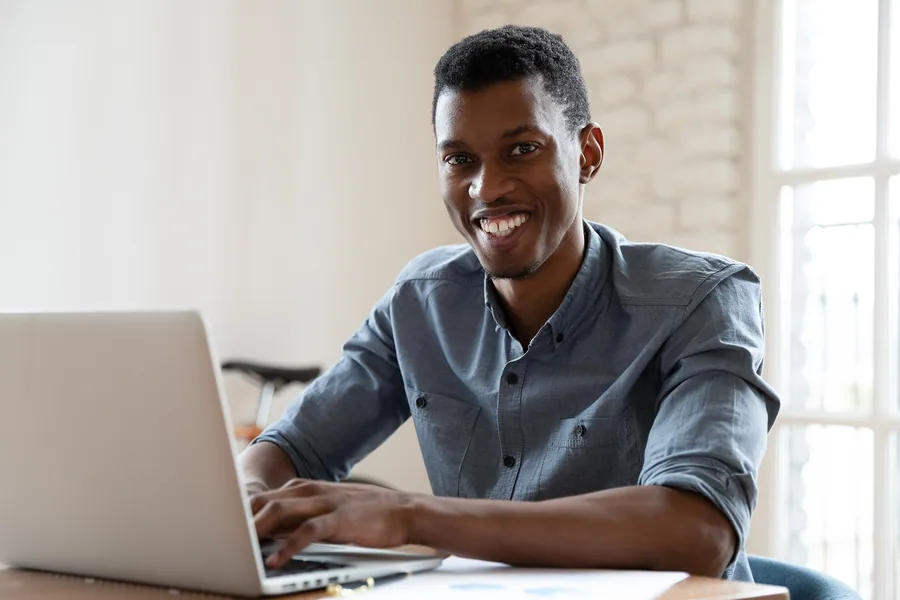 Student met een laptop op een officieel beeld van Insure To Study