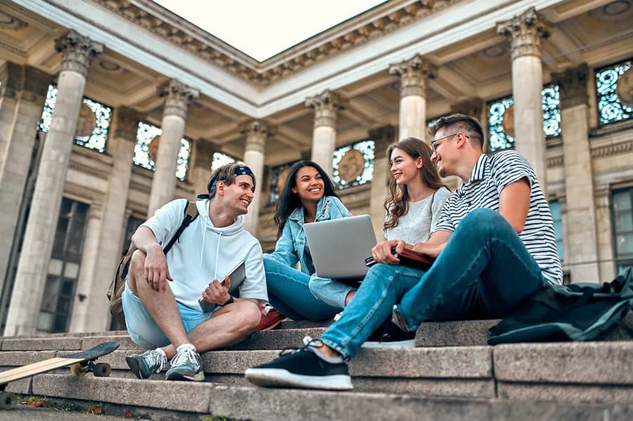 Studenten bij een klassiek gebouw op een officieel beeld van Insure To Study