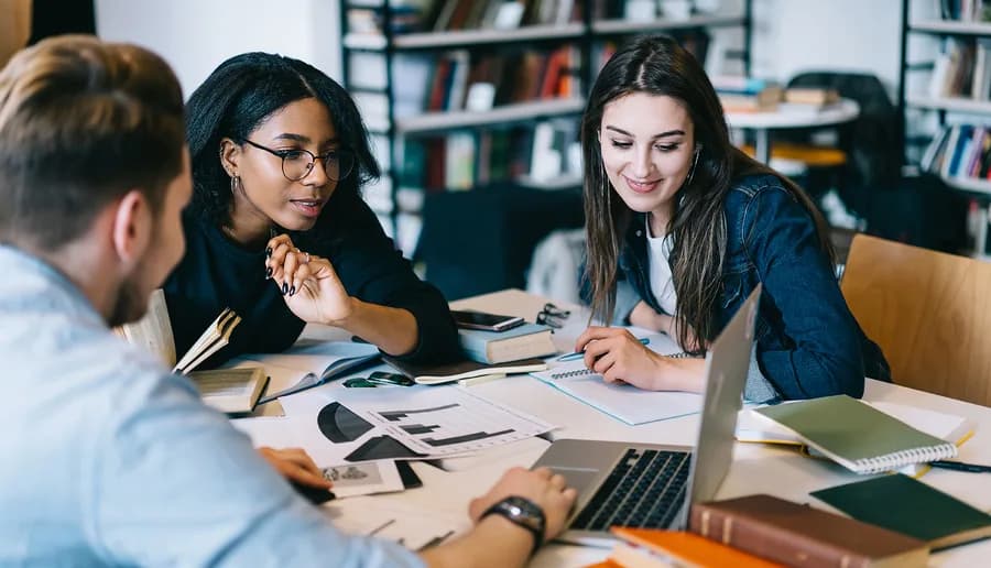 Samen studerende studenten op een officieel beeld van Insure To Study