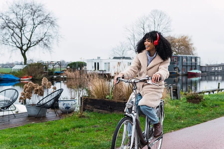 Vrouw met een fiets op een officieel beeld van Insure To Study