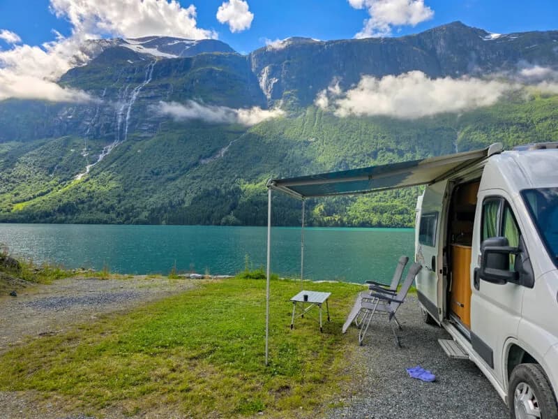 Camper bij een fjord op een officieel reisbeeld van NKC