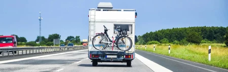 Camper met fietsen op een officieel verzekeringsbeeld van NKC