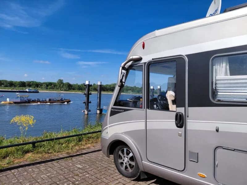 Camper bij de Rijn in Tolkamer op een officieel beeld van NKC