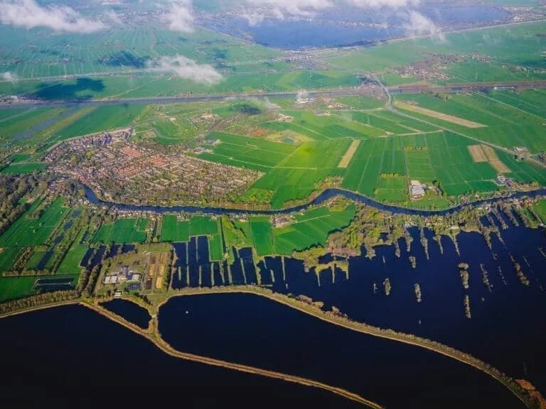Luchtfoto van akkers en water op een officieel beeld van om nieuwe energie