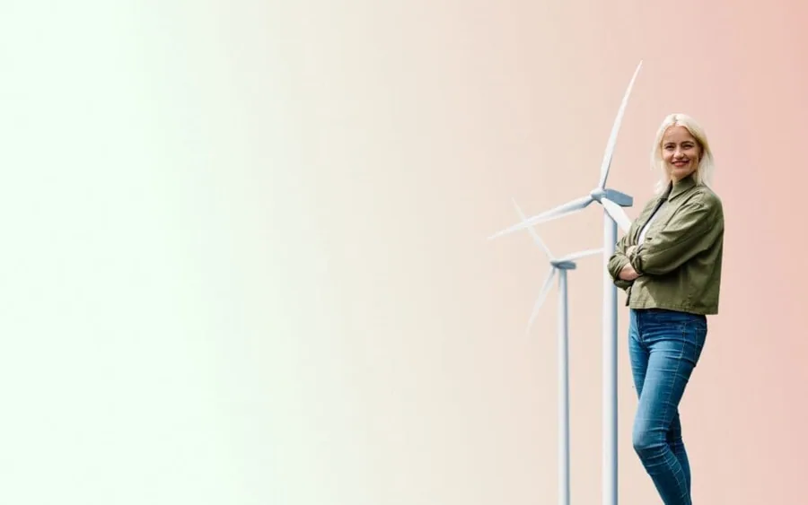 Persoon met een model van een windturbine op een officieel beeld van om nieuwe energie