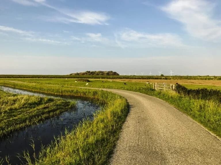 Weg door een groen landschap op een officieel beeld van om nieuwe energie